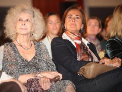 La duquesa de Alba, incansable, presidió desfile de trajes de flamenca a beneficio de nuevo futuro en Sevilla