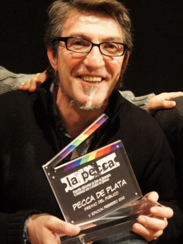 Persona sosteniendo un premio de la edición 2012 del 'Pecca de Plata' en la categoría de 'Premio del Público'.