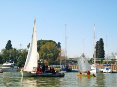 Bautismo de vela en el Guadalquivir de la Asociación Andaluza X Frágil