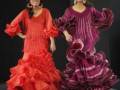 Desfile de moda flamenca con vestidos rojos y morados, destacando la elegancia y el colorido de la cultura española.