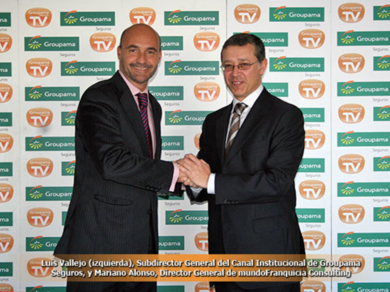 Luis Vallejo (izquierda), Subdirector General del Canal Institucional de Groupama Seguros, y Mariano Alonso, Director General de mundoFranquicia Consulting, firman un acuerdo.