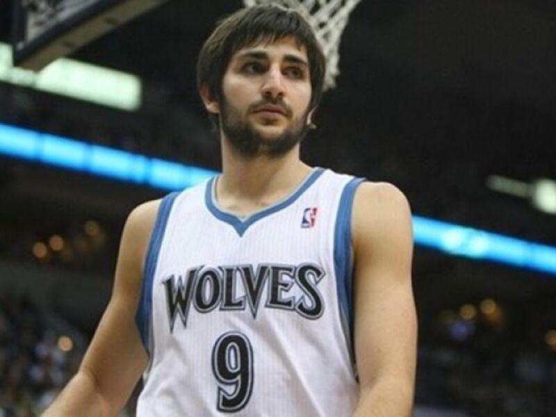 Jugador de baloncesto de los Minnesota Timberwolves en el estadio durante un partido.