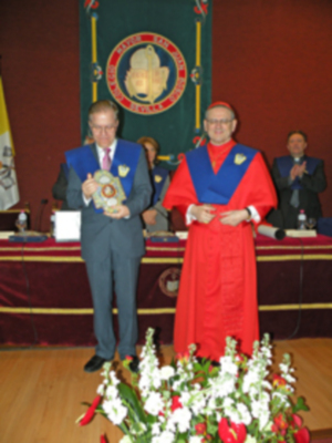 Ilustres Becario de Honor y de la visita extraordinaria a Sevilla de S.E.R. Cardenal Ángelo Amato (SDB), en el Colegio Mayor San Juan Bosco.