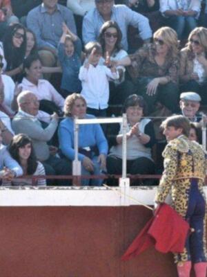El cordobés celebra el día del padre con sus tres hijos en un festival benéfico