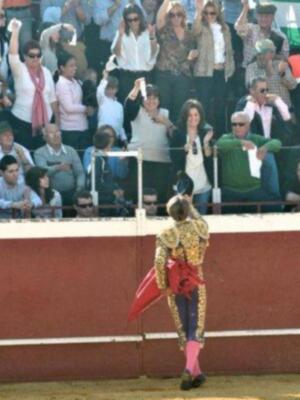 El cordobés celebra el día del padre con sus tres hijos en un festival benéfico