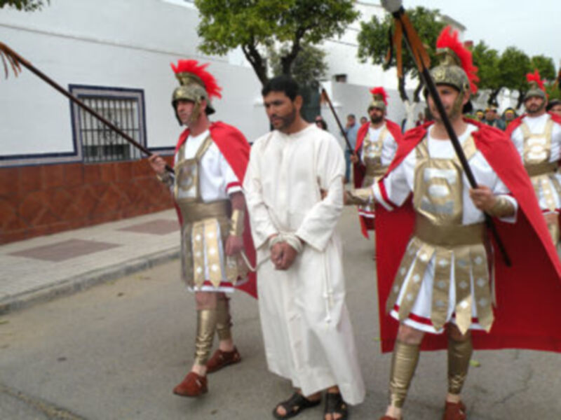 Imagen muestra una escena histórica con personajes vestidos como romanos, incluyendo un centurión y un soldado, posiblemente en una representación o recreación de eventos históricos.