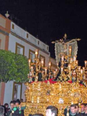 La lluvia da una tregua a la madrugada ilipense, y la Hermandad de la Vera-cruz, estreno su paso y su cuadrilla de romanos.