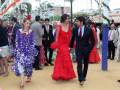 Elegantes vestidos de flamenca en la Feria de Abril de Sevilla.