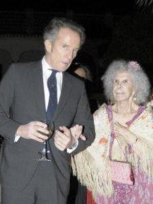 La duquesa de Alba, premio a la mejor embajadora de Sevilla en el mundo apoya a SM el rey