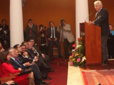María González acompaña a su padre Felipe González homenajeado en Sevilla al cumplirse el XX aniversario de la inauguración de la expo 92