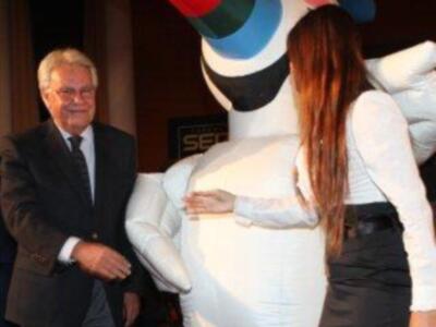 María González acompaña a su padre Felipe González homenajeado en Sevilla al cumplirse el XX aniversario de la inauguración de la expo 92