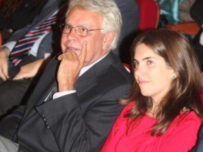  María González acompaña a su padre Felipe González homenajeado en Sevilla al cumplirse el XX aniversario de la inauguración de la expo 92 