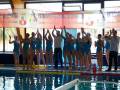 Equipo de natación celebrando en la piscina municipal.