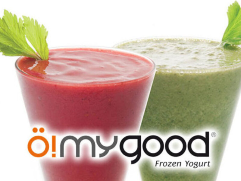 Dos batidos congelados de frutas y verduras, uno rojo y otro verde, adornados con hojas de perejil.