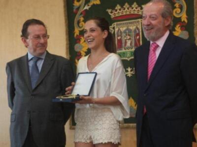 María león muy junto a su madre recoge la medalla de Sevilla para su hermano Paco León