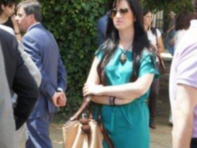 Felipe González reúne a las tres mujeres de su vida en Sevilla, su pareja Mar, su hija María y su nieta Elena