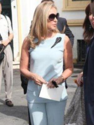 Felipe González reúne a las tres mujeres de su vida en Sevilla, su pareja Mar, su hija María y su nieta Elena