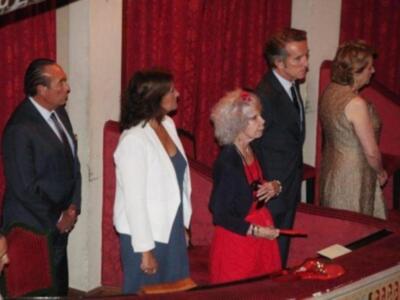 Felipe González reúne a las tres mujeres de su vida en Sevilla, su pareja Mar, su hija María y su nieta Elena