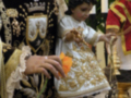 Un niño vestido con una vestimenta tradicional, posiblemente durante una celebración religiosa o cultural.