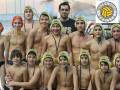 Equipo de waterpolo infantil con cascos amarillos, posando en la piscina. El logo del equipo 'Waterpolo Sevilla' está en la esquina superior derecha.