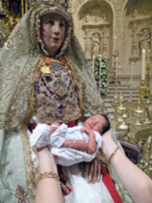 La Virgen de los Reyes patrona de la Archidiócesis de Sevilla, ha regresado a la capilla Real.