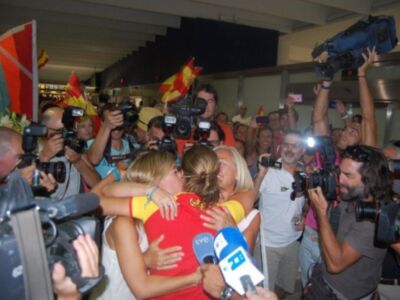 Marina Alabáu ya está en casa con su inseparable oro olímpico