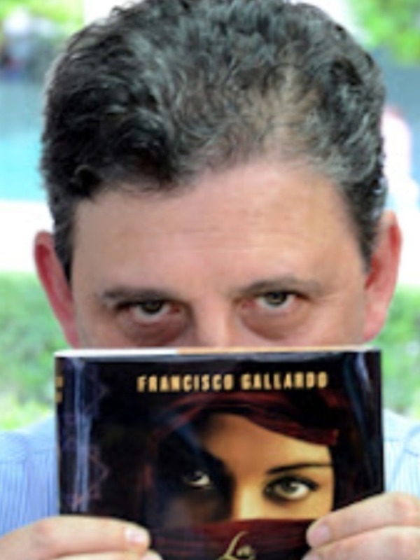 Persona sosteniendo un libro con el título 'Francisco Gallardo' en la portada.