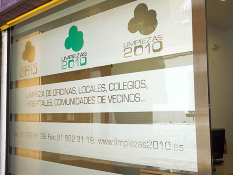 Vitrina de empresa de limpiezas con servicios para oficinas, locales, colegios, hospitales y comunidades de vecinos, año 2010.
