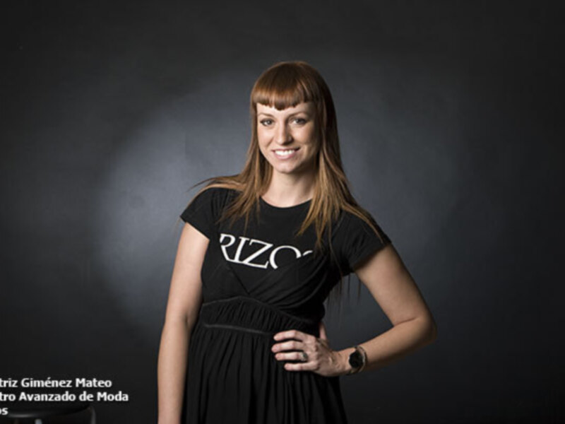 Beatriz Giménez Mateo del Centro Avanzado de Moda Rizos, con un vestido negro y una sonrisa radiante.