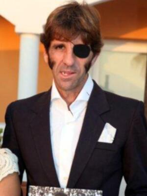 Juan José Padilla con su mujer y su hija Paloma presentó su biografía en Chipiona