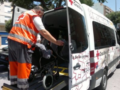 Cruz Roja Española acompaña a personas mayores  de la provincia a vacunarse contra el virus de la gripe 