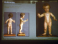 Figuras antiguas de alabastro, representando a niños desnudos.