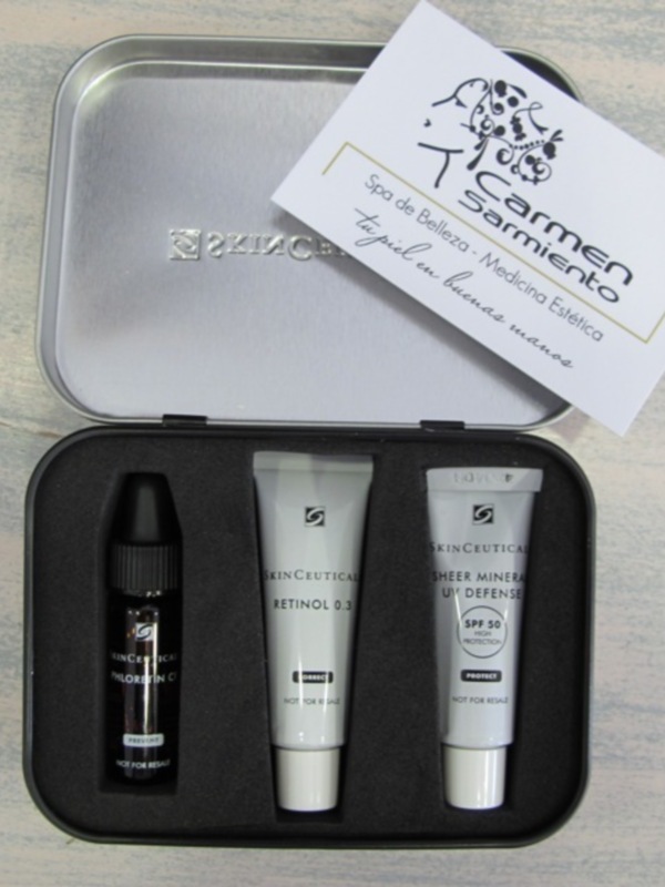 Kit de belleza con productos deSkinCeuticals en una caja metálica.