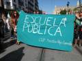 Manifestación por la escuela pública, con estudiantes y una pancarta verde que dice "Escuela Pública".