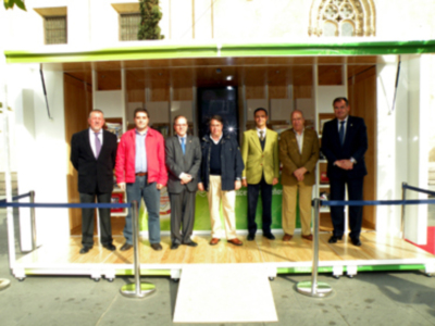 Sevilla.    EL sábado  los empresarios de Estepa hicieron entrega en el acto de 1500 kilos de Productos Navideños para las familias necesitada de Sevilla.