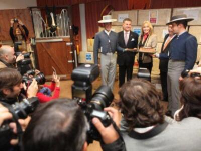 Alfonso Díez ejerce de duque de alba y entrega premio a Bo Derek