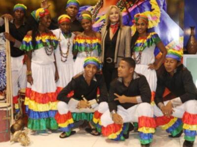 Alfonso Díez ejerce de duque de alba y entrega premio a Bo Derek