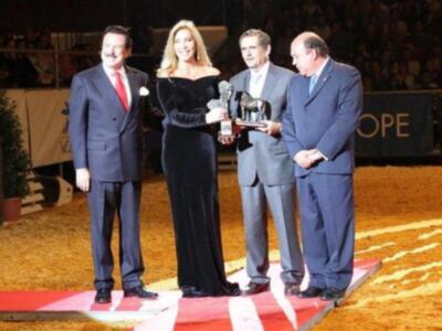 Alfonso Díez ejerce de duque de alba y entrega premio a Bo Derek