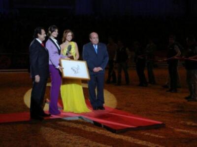 Alfonso Díez ejerce de duque de alba y entrega premio a Bo Derek