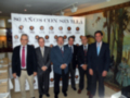 Celebración de 80 años con Sevilla, evento en un salón elegante.