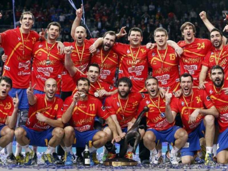 Equipo español de handball celebrando su victoria con el trofeo y la bandera tras ganar el Campeonato de Europa 2013.
