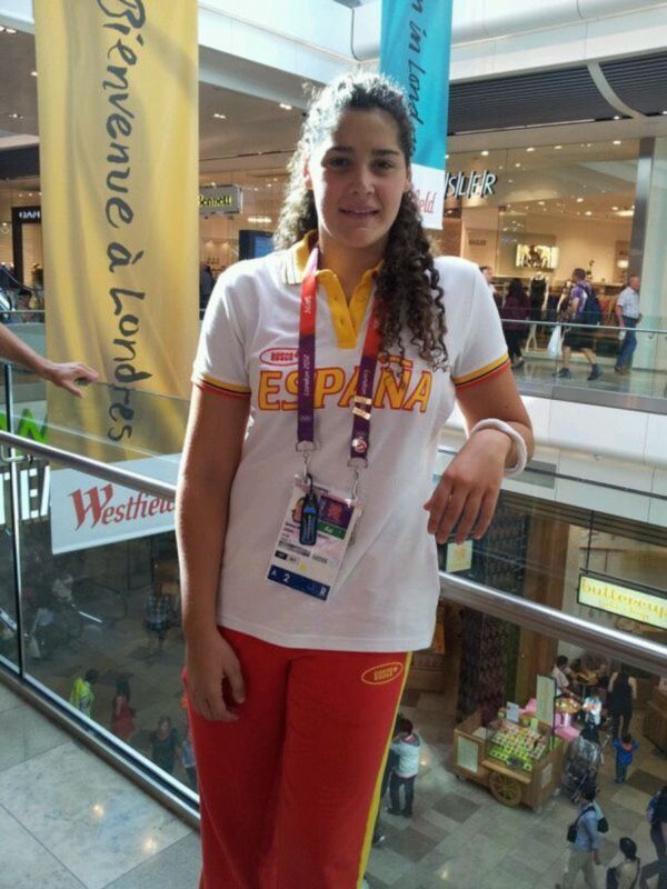 Joven con camiseta de España en un centro comercial.