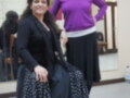 Damas en trajes de flamenco en un estudio de danza.