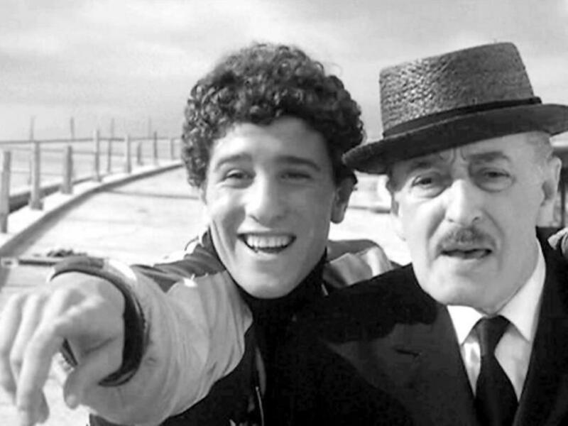 Dos personas se toman una selfie en un muelle, retrato en blanco y negro.