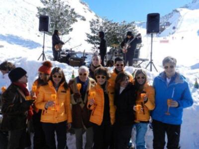 Carmen Lomana se divierte y olvida de su separación esquiando en Sierra Nevada