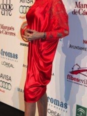 Claudia Revuelta debuta sobre la pasarela 