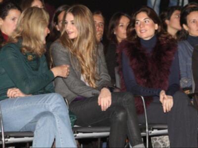 Lourdes Montes por primera vez en familia, con su madre y su hermana para ver desfilar a su cuñada Eva González