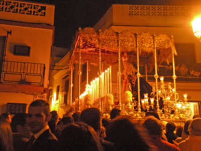 La Hermandad del Nazareno de Alcalá del río sin completar su estación.