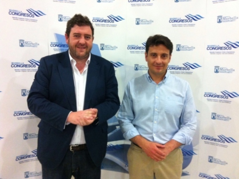 Dos hombres posan juntos en un evento de congresos de Marbella.