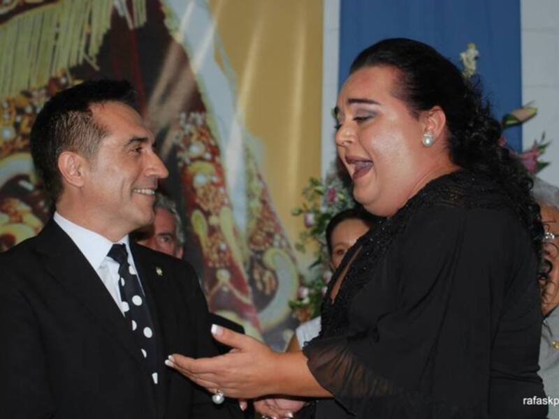 Momento de reconocimiento en una ceremonia oficial.